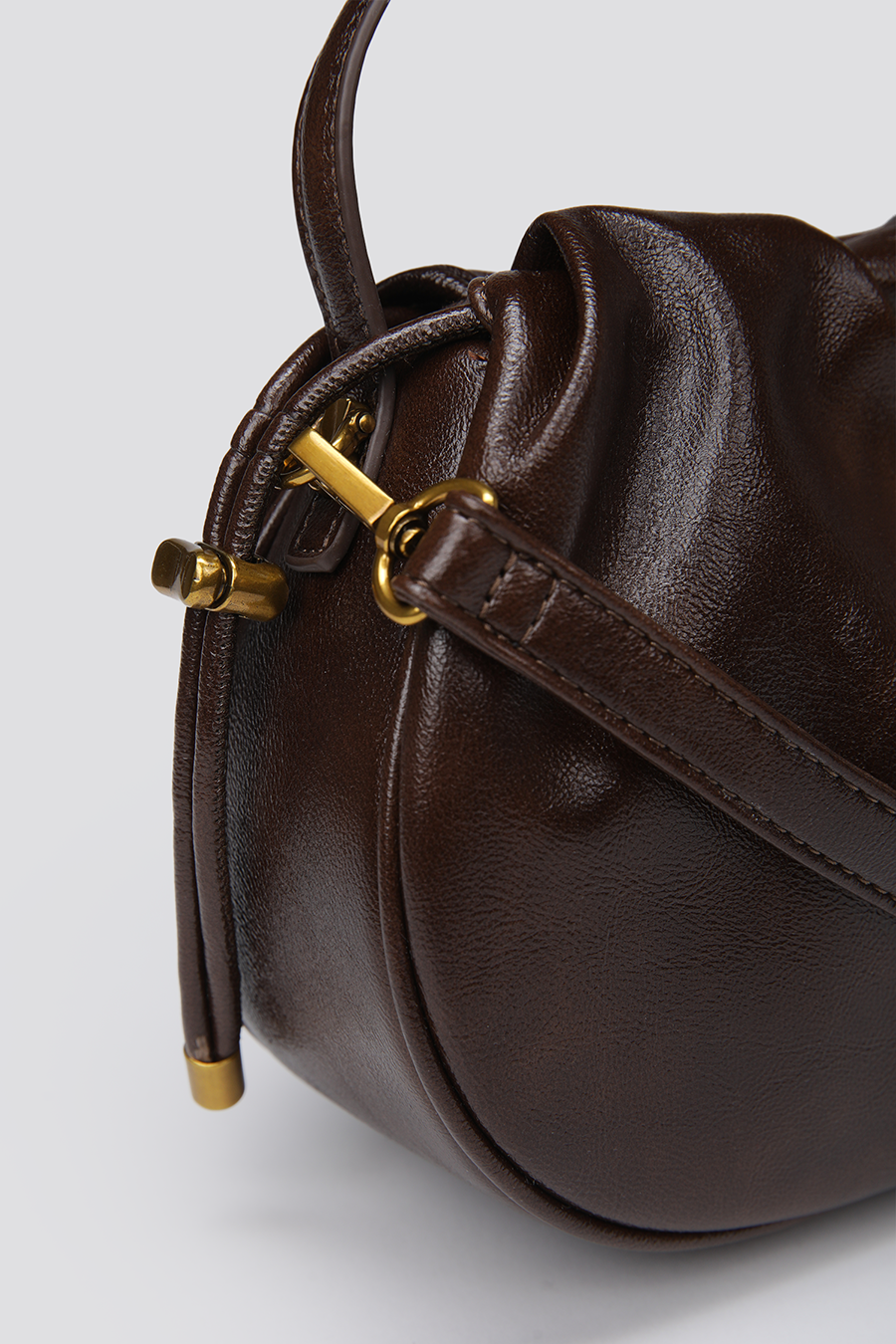 תיק יד קטן בצבע חום כהה | קנת קול