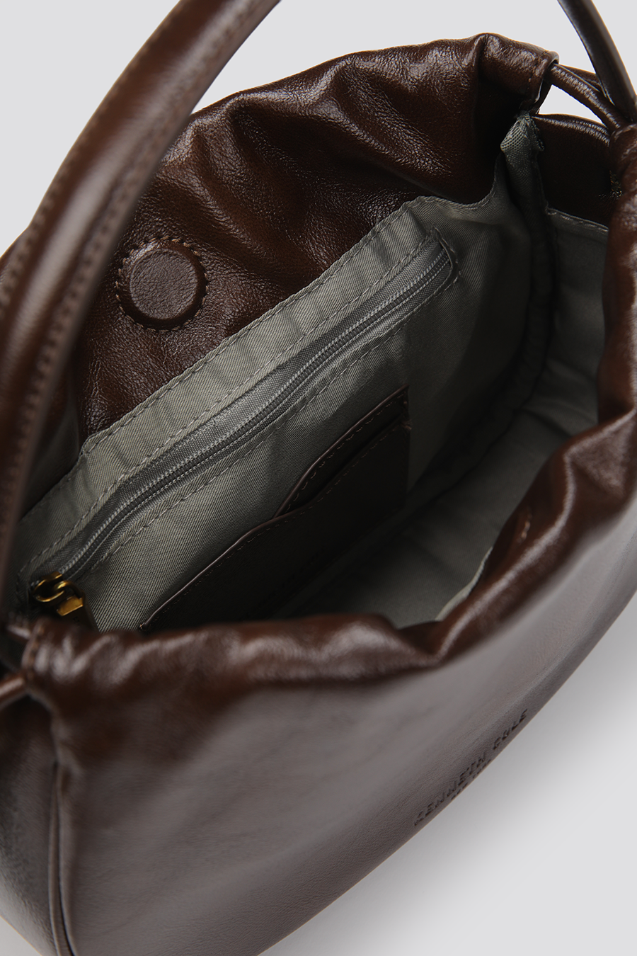 תיק יד קטן בצבע חום כהה | קנת קול