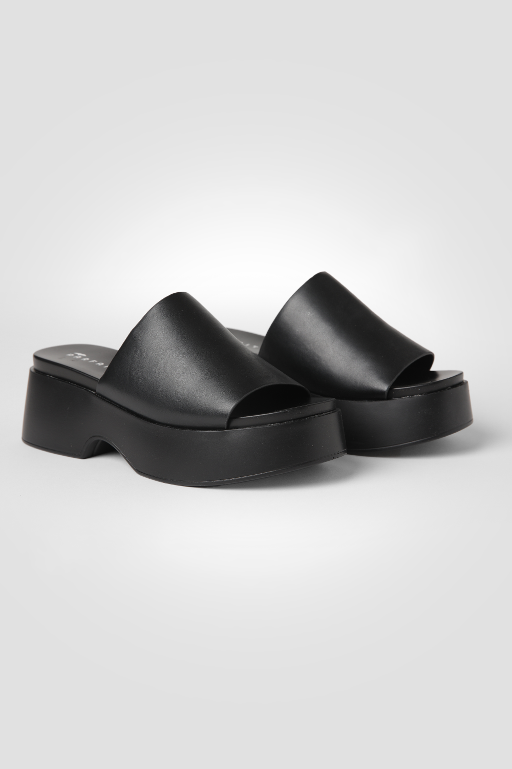 כפכפי פלטפורמה דמוי עור עם רצועה רחבה