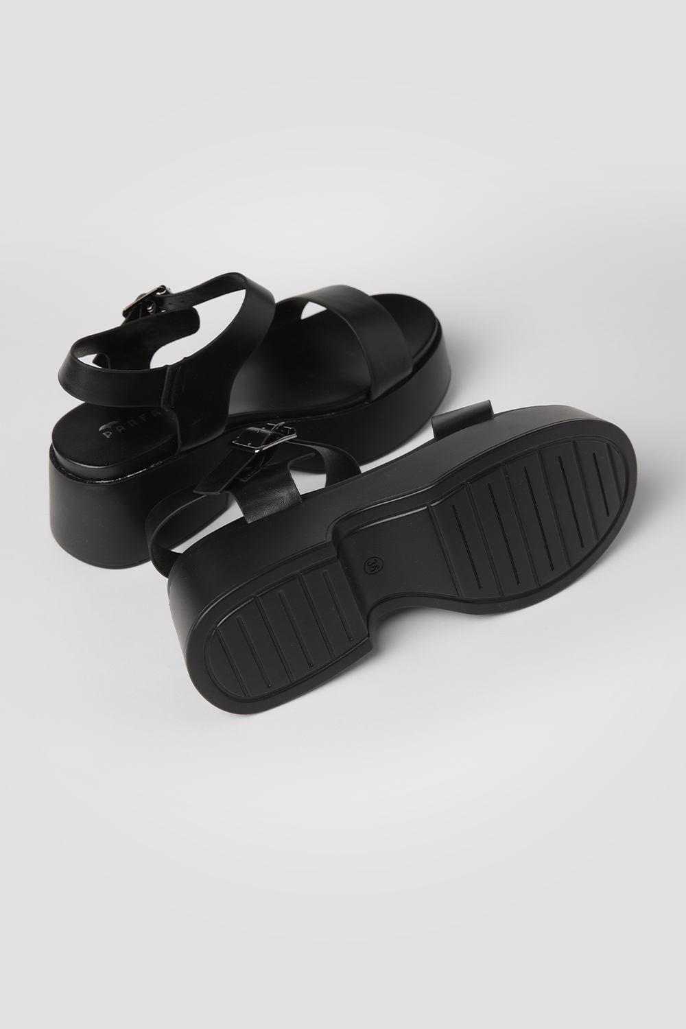 סנדלי פלטפורמה לנשים בצבע שחור