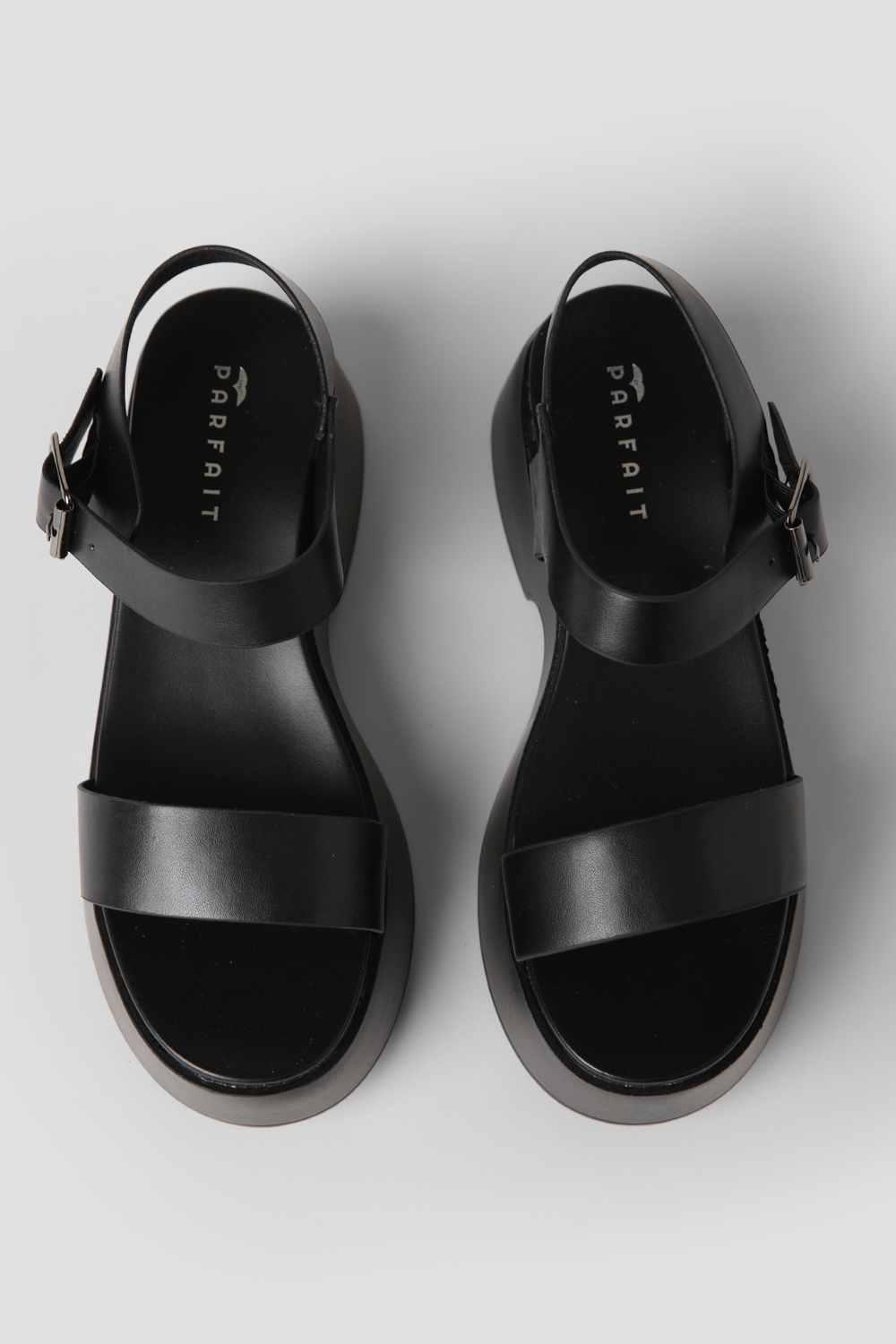 סנדלי פלטפורמה לנשים בצבע שחור