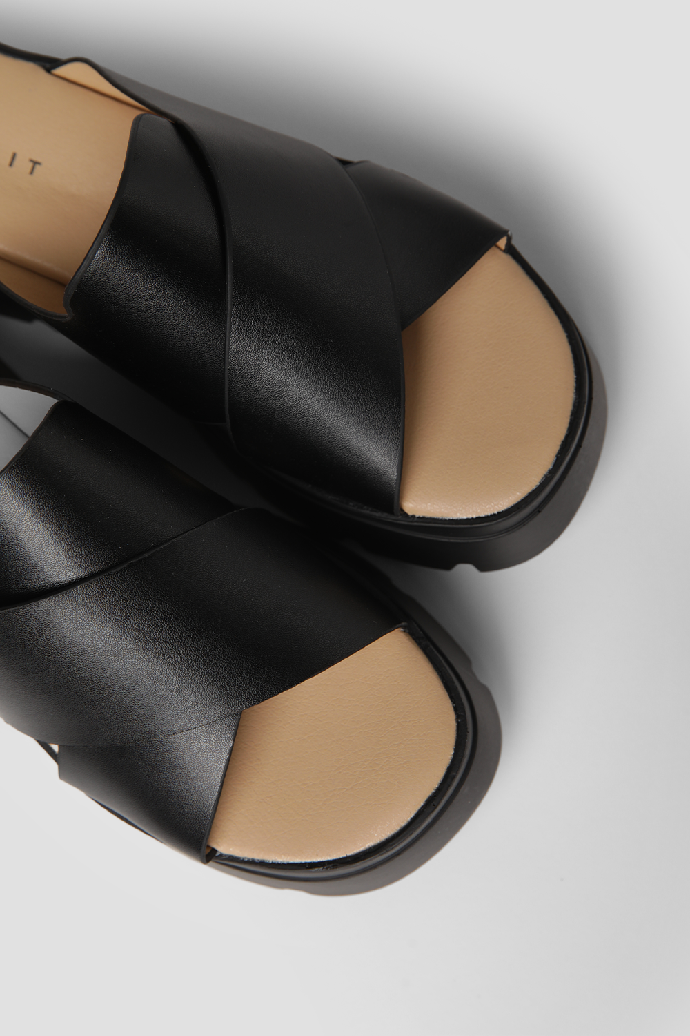 כפכפי פלטפורמה עם רצועות מוצלבות בצבע שחור