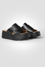 כפכפי פלטפורמה עם רצועות מוצלבות בצבע שחור