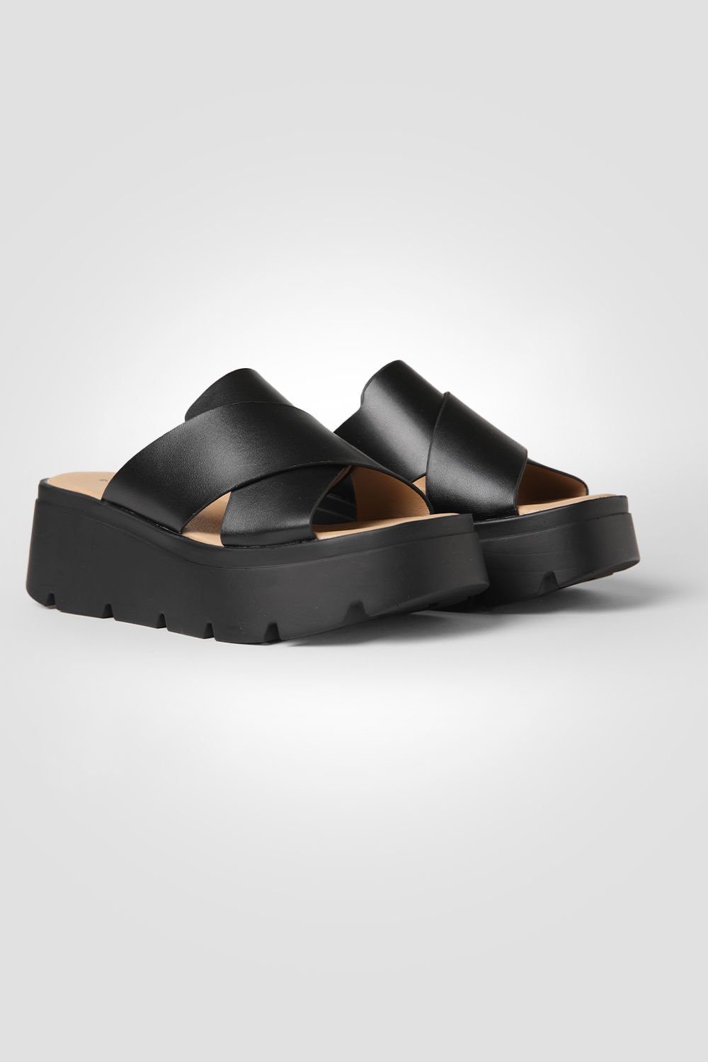 כפכפי פלטפורמה עם רצועות מוצלבות בצבע שחור