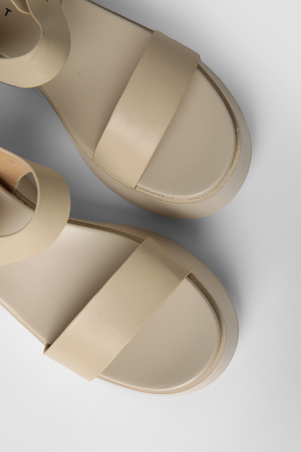 סנדלי פלטפורמה לנשים בצבע בז'