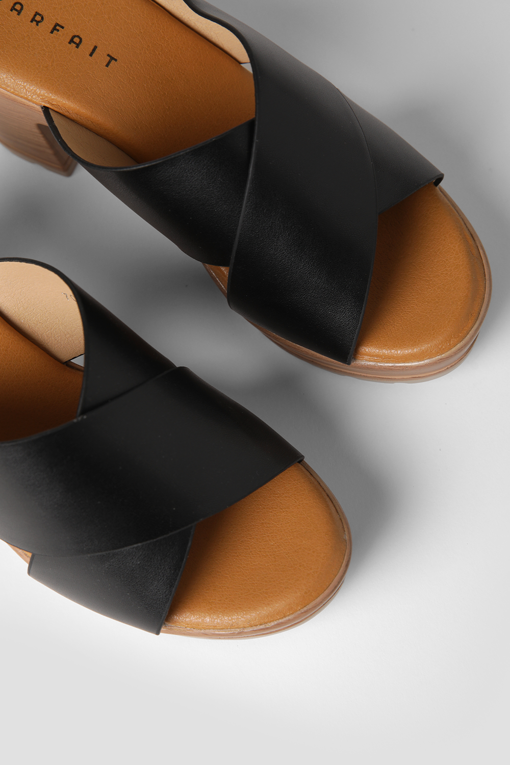 כפכפי עקב עם רצועות מוצלבות בצבע שחור