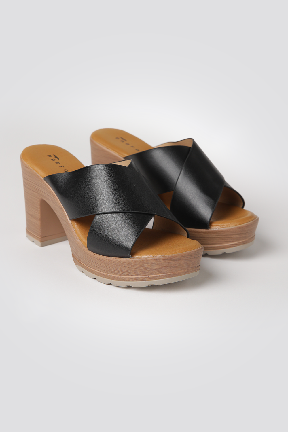 כפכפי עקב עם רצועות מוצלבות בצבע שחור