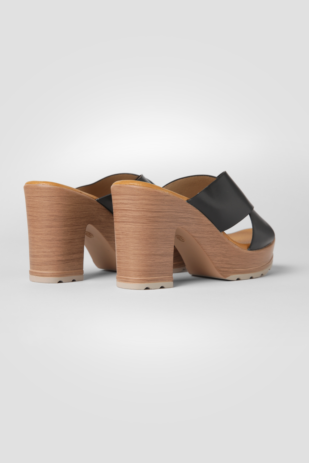 כפכפי עקב עם רצועות מוצלבות בצבע שחור