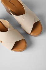 כפכפי עקב עם רצועות מוצלבות בצבע בז'