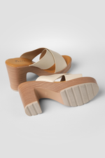 כפכפי עקב עם רצועות מוצלבות בצבע בז'