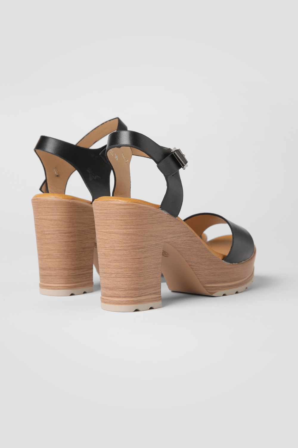 סנדלי עקב לנשים בצבע שחור