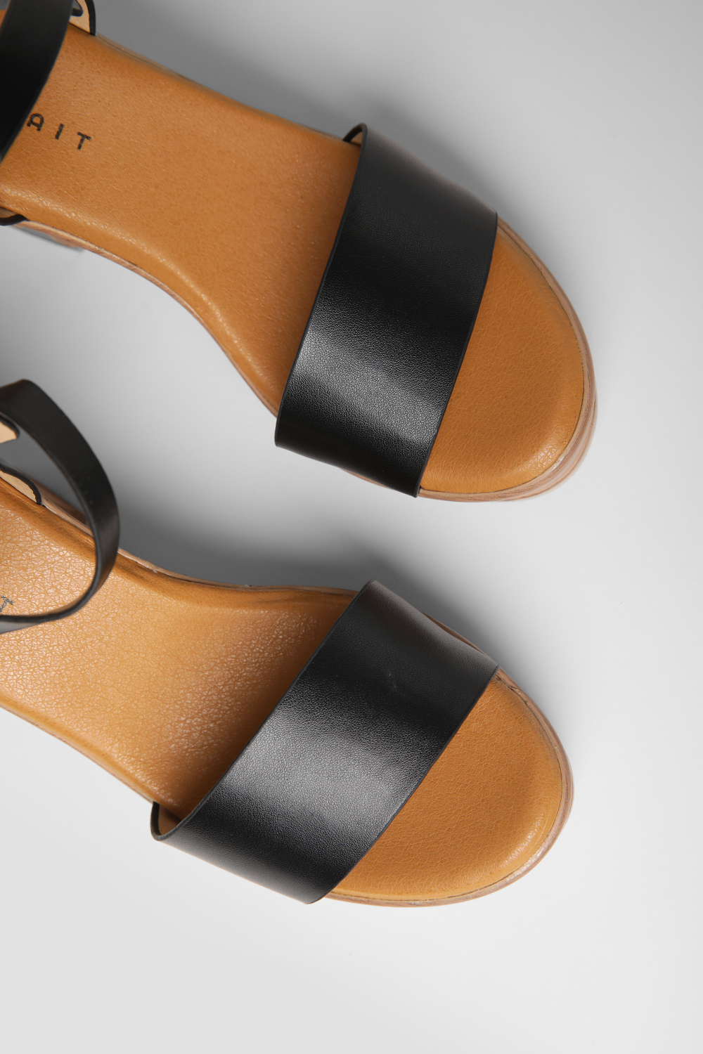 סנדלי עקב לנשים בצבע שחור