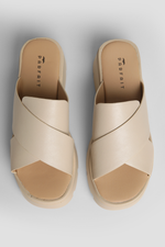 כפכפי פלטפורמה עם רצועות מוצלבות בצבע בז'