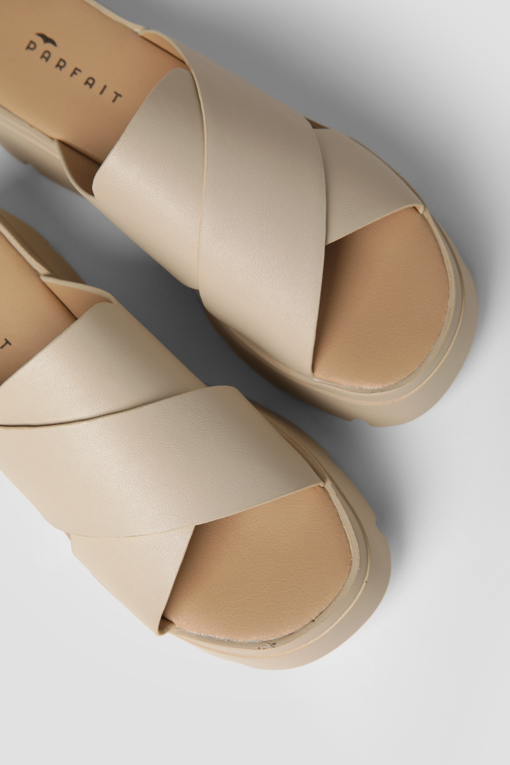 כפכפי פלטפורמה עם רצועות מוצלבות בצבע בז'