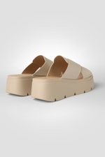 כפכפי פלטפורמה עם רצועות מוצלבות בצבע בז'