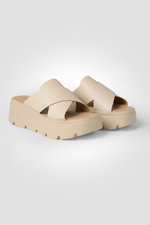 כפכפי פלטפורמה עם רצועות מוצלבות בצבע בז'