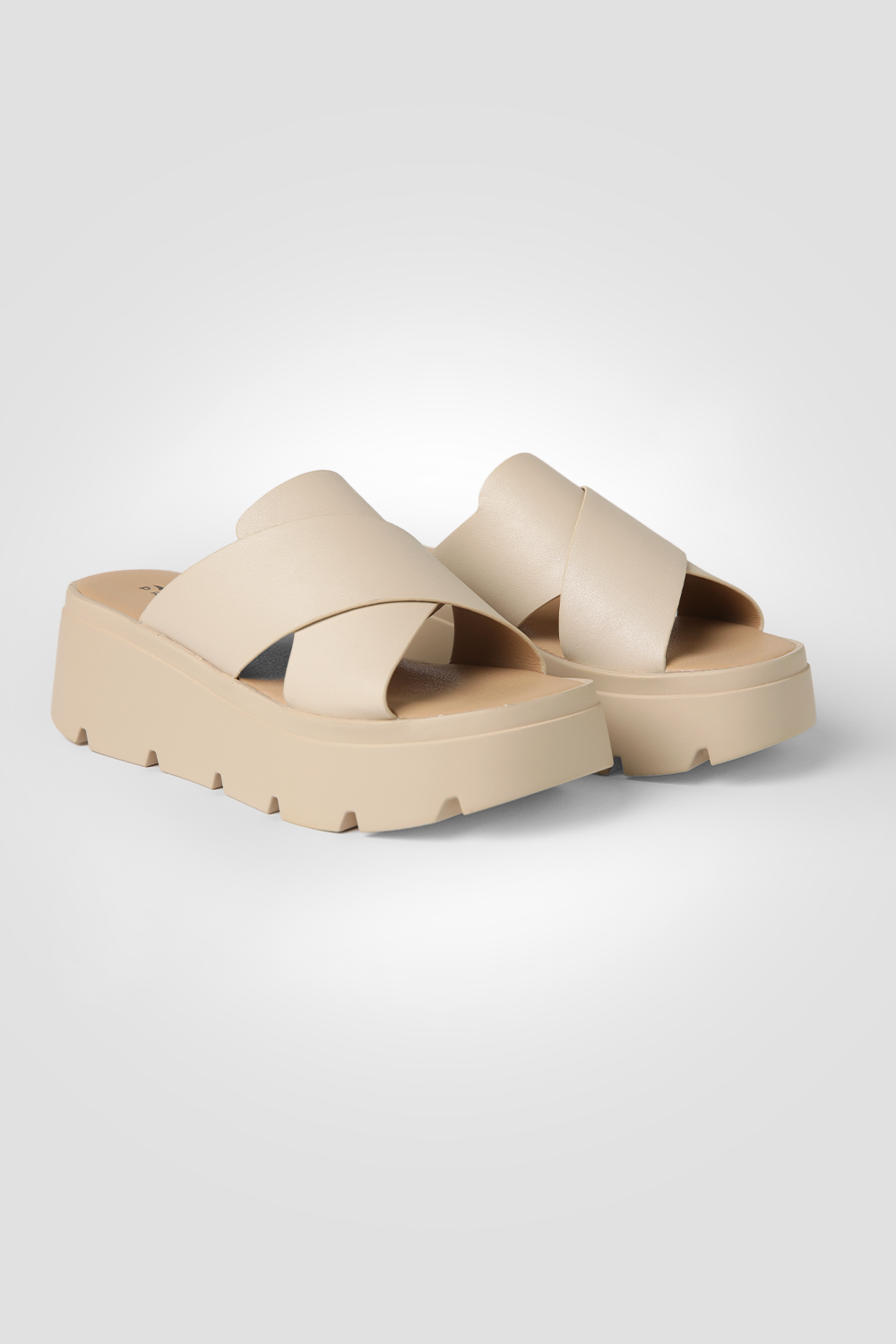 כפכפי פלטפורמה עם רצועות מוצלבות בצבע בז'