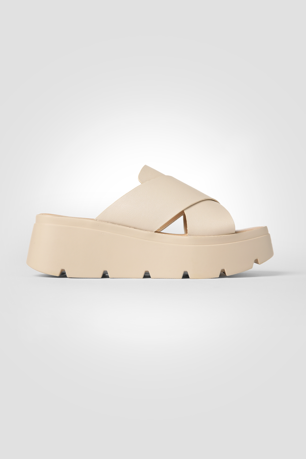 כפכפי פלטפורמה עם רצועות מוצלבות בצבע בז'