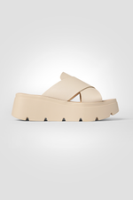 כפכפי פלטפורמה עם רצועות מוצלבות בצבע בז'