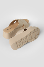 כפכפי פלטפורמה עם רצועות מוצלבות בצבע בז'