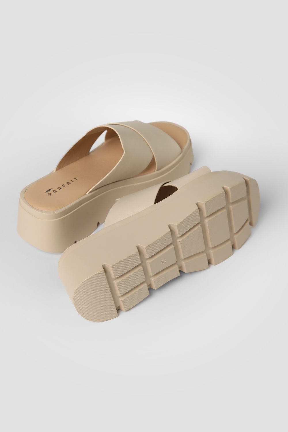 כפכפי פלטפורמה עם רצועות מוצלבות בצבע בז'