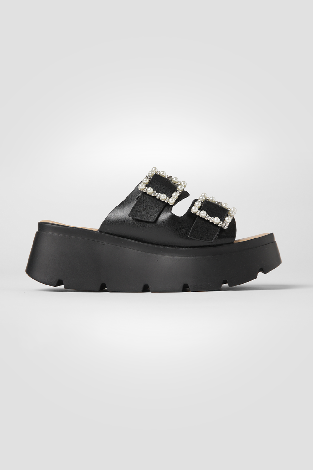 כפכפי פלטפורמה עם אבזמי פנינים בצבע שחור