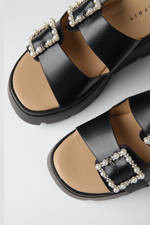 כפכפי פלטפורמה עם אבזמי פנינים בצבע שחור