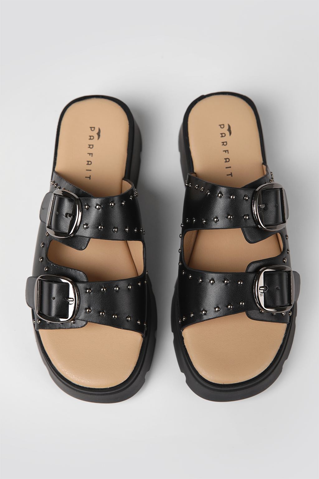 כפכפים דמוי עור עיטור ניטים בצבע שחור