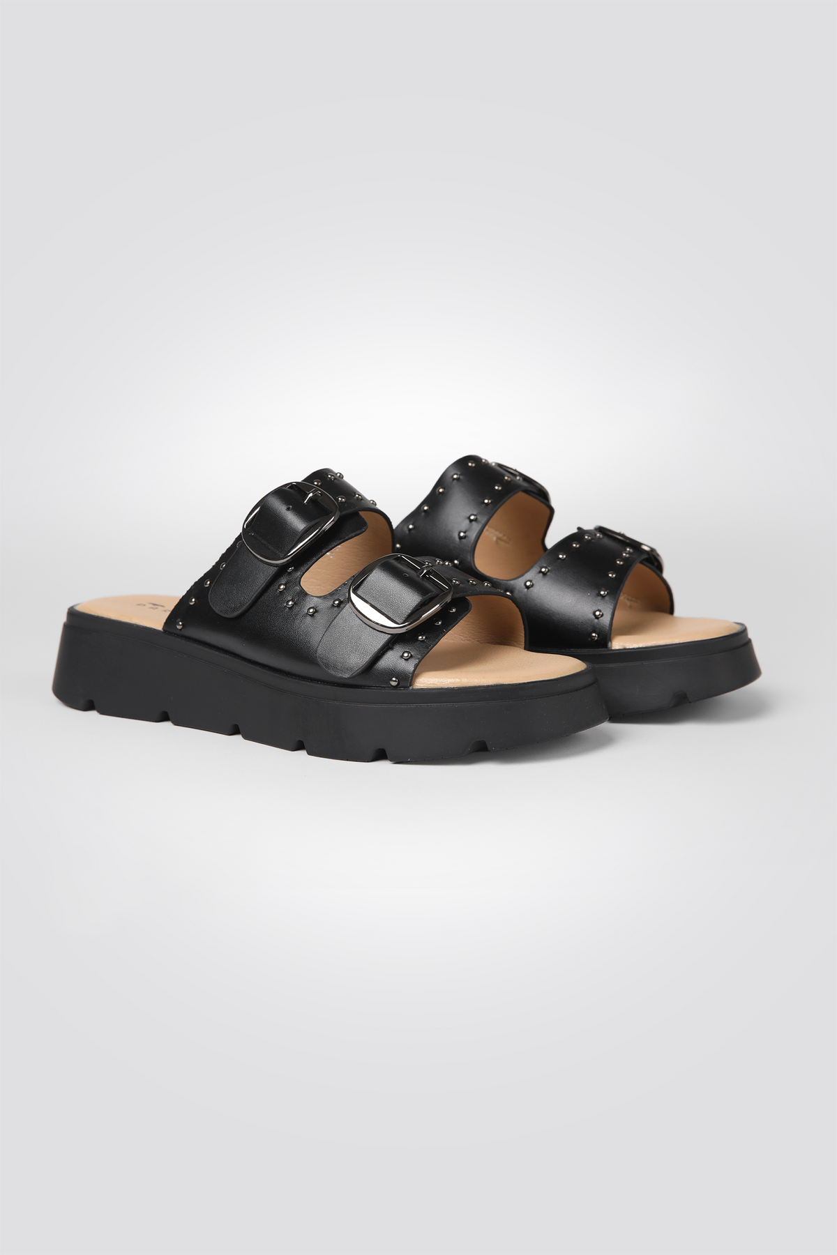 כפכפים דמוי עור עיטור ניטים בצבע שחור