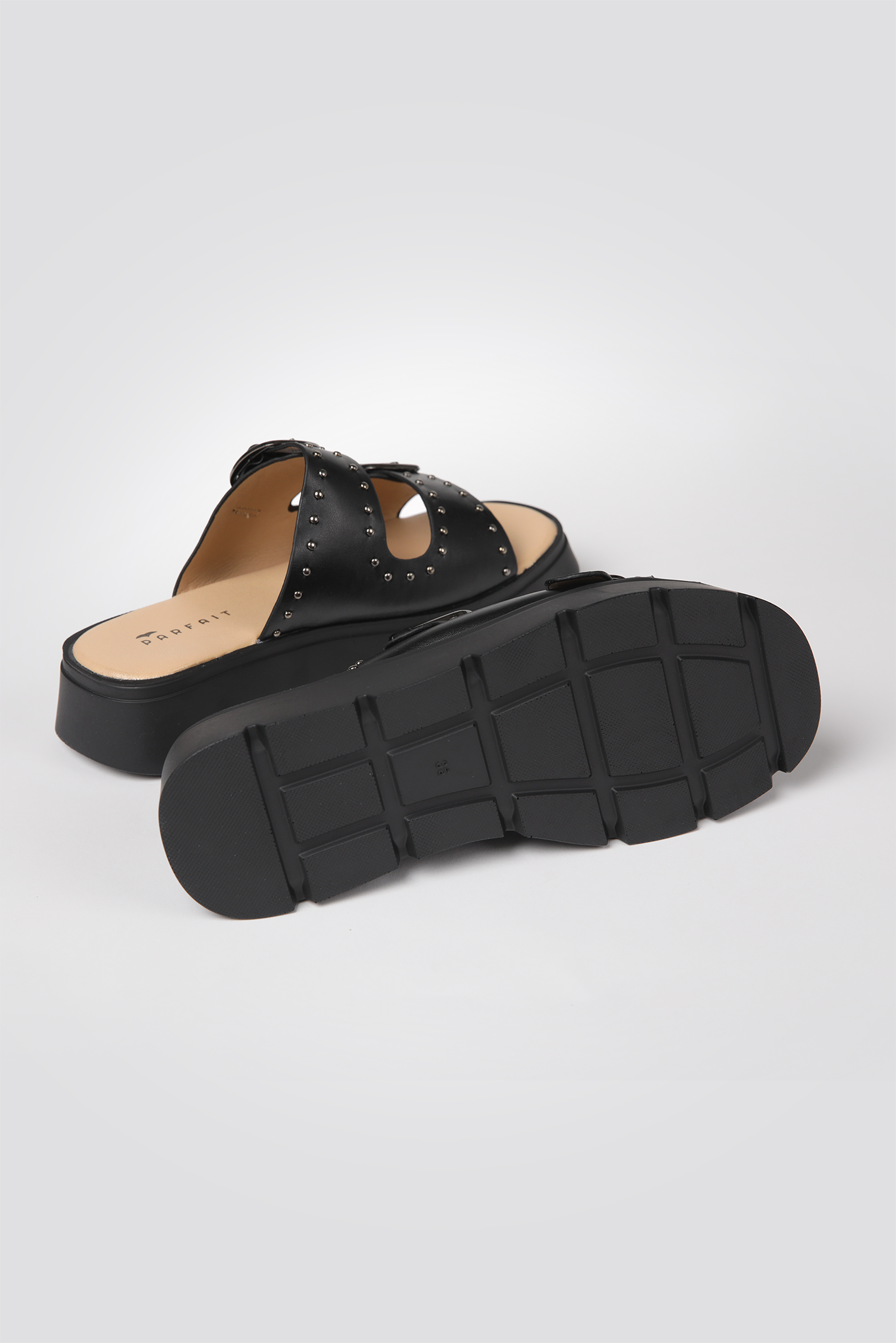 כפכפים דמוי עור עיטור ניטים בצבע שחור