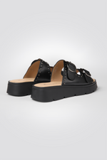 כפכפים דמוי עור עיטור ניטים בצבע שחור