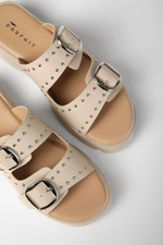 כפכפים דמוי עור עיטור ניטים בצבע בז'