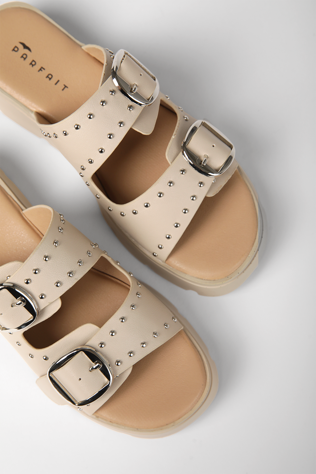 כפכפים דמוי עור עיטור ניטים בצבע בז'