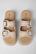 כפכפים דמוי עור עיטור ניטים בצבע בז'