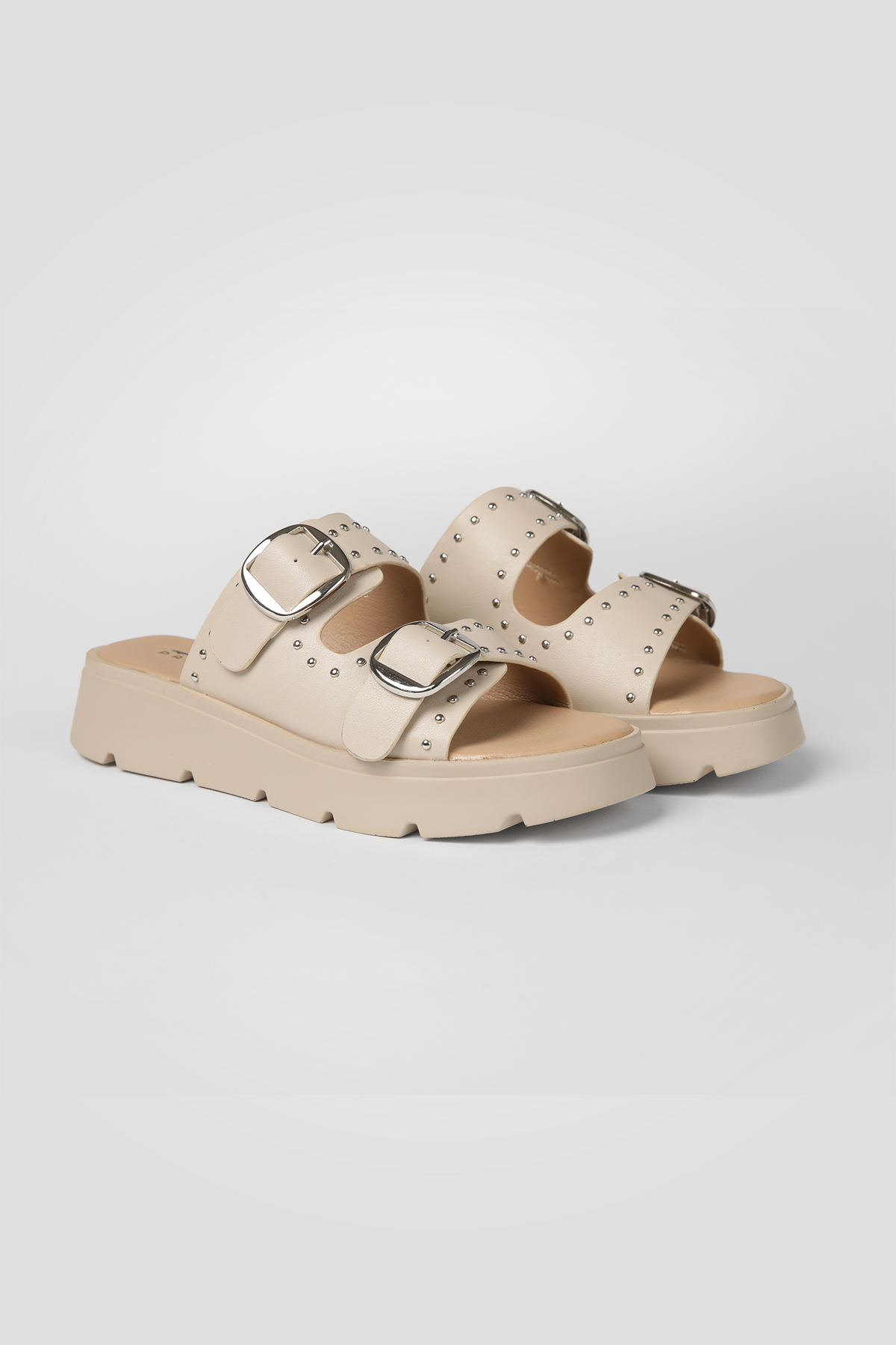 כפכפים דמוי עור עיטור ניטים בצבע בז'