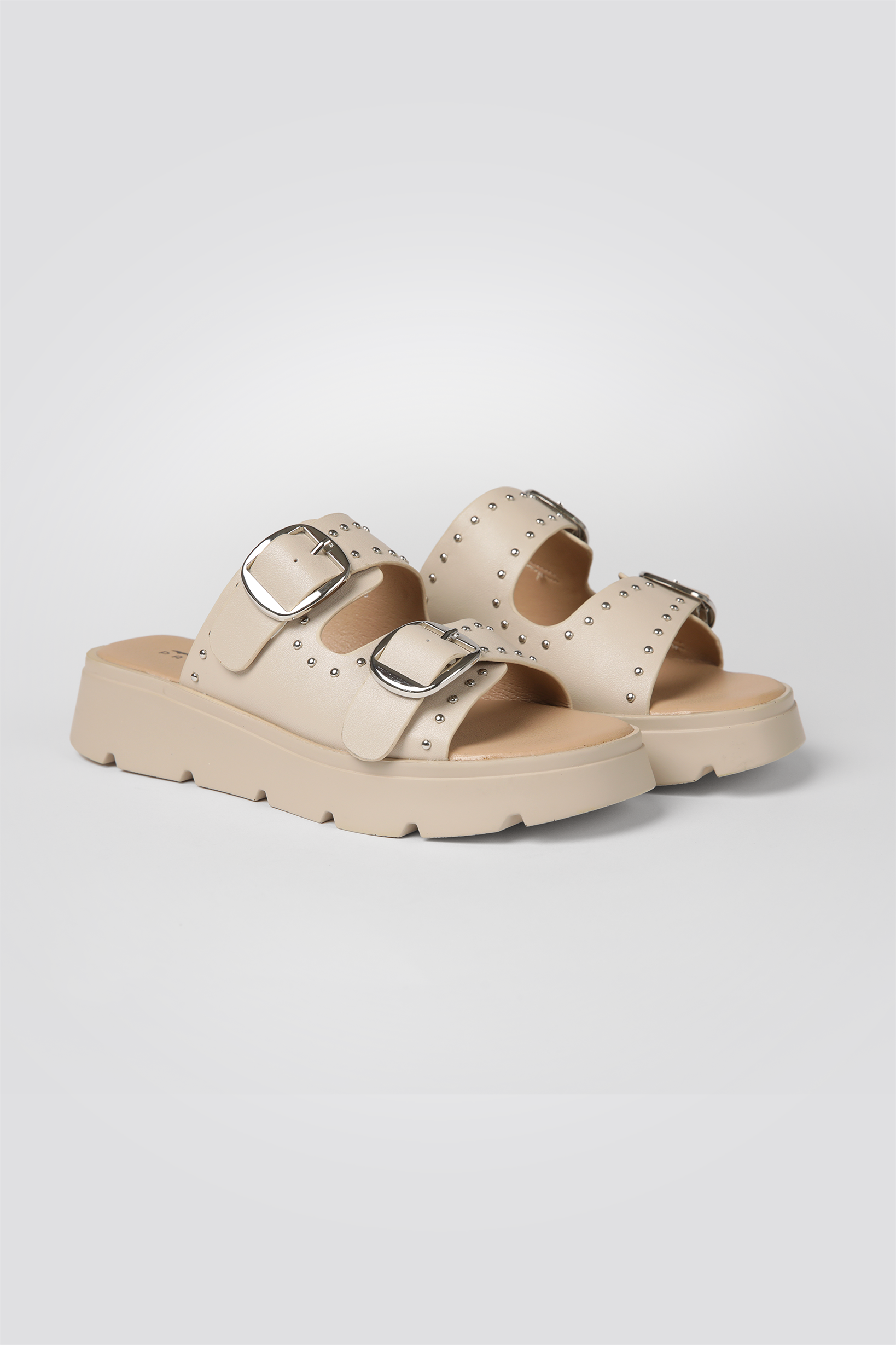 כפכפים דמוי עור עיטור ניטים בצבע בז'