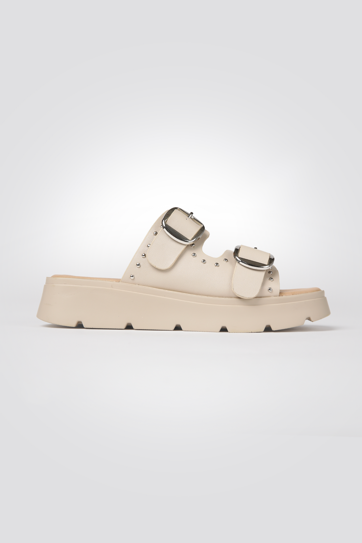 כפכפים דמוי עור עיטור ניטים בצבע בז'