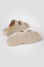 כפכפים דמוי עור עיטור ניטים בצבע בז'