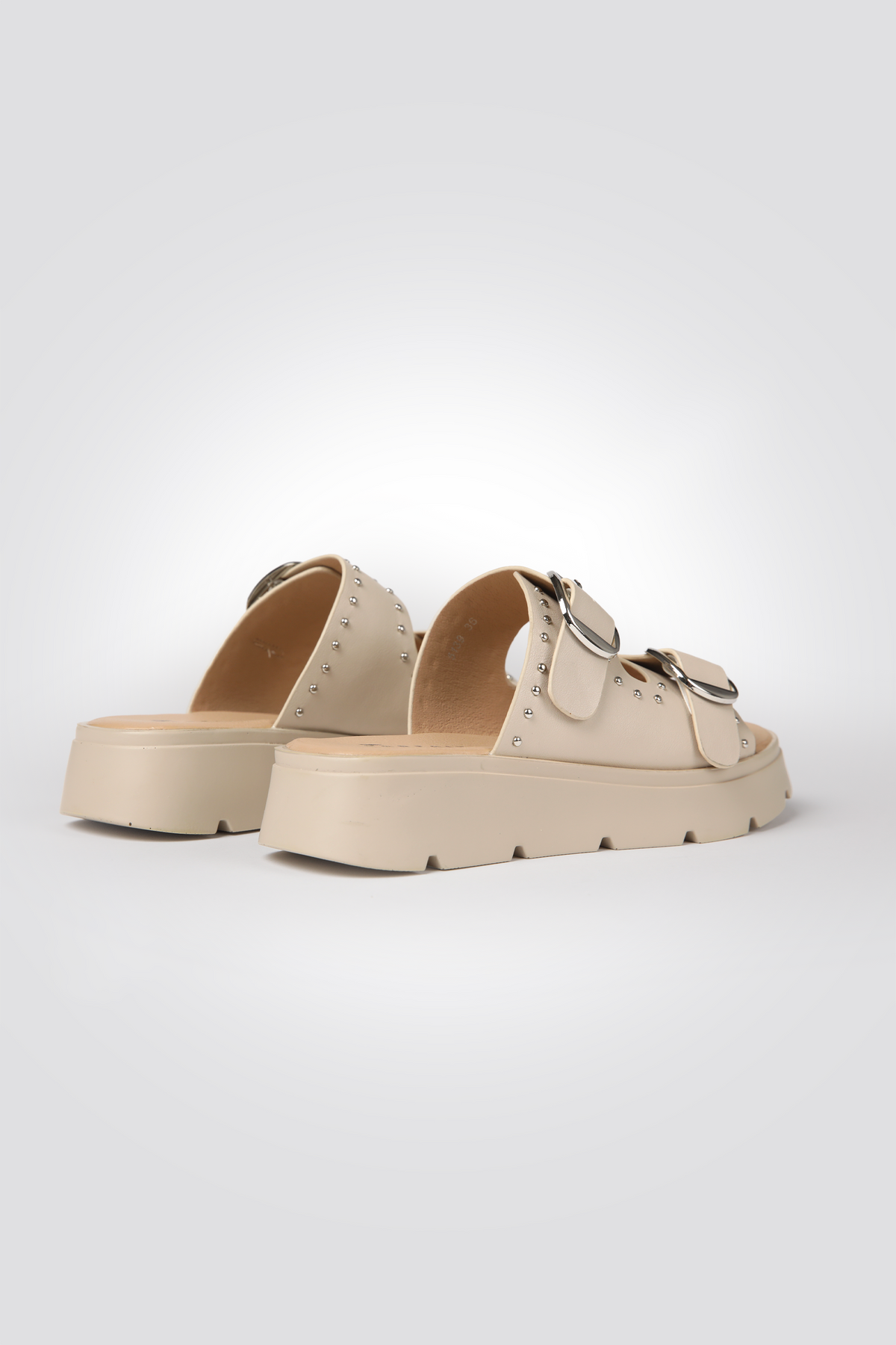 כפכפים דמוי עור עיטור ניטים בצבע בז'