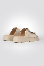 כפכפים דמוי עור עיטור ניטים בצבע בז'