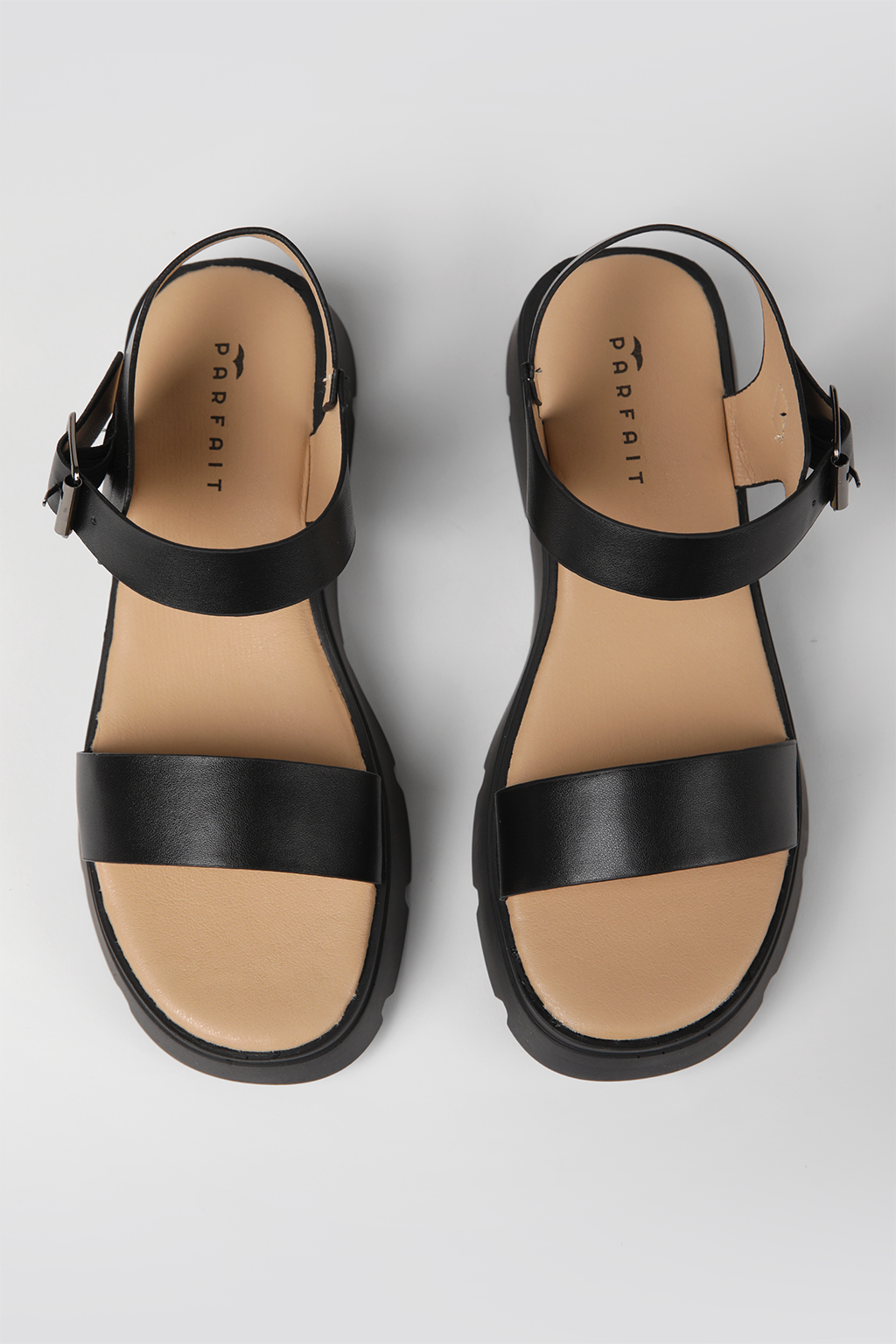 סנדלים דמוי עור עם סוליית טרקטור בצבע שחור