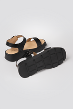 סנדלים דמוי עור עם סוליית טרקטור בצבע שחור