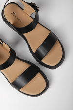 סנדלים דמוי עור עם סוליית טרקטור בצבע שחור