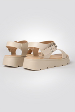 סנדלים דמוי עור עם סוליית טרקטור בצבע בז'