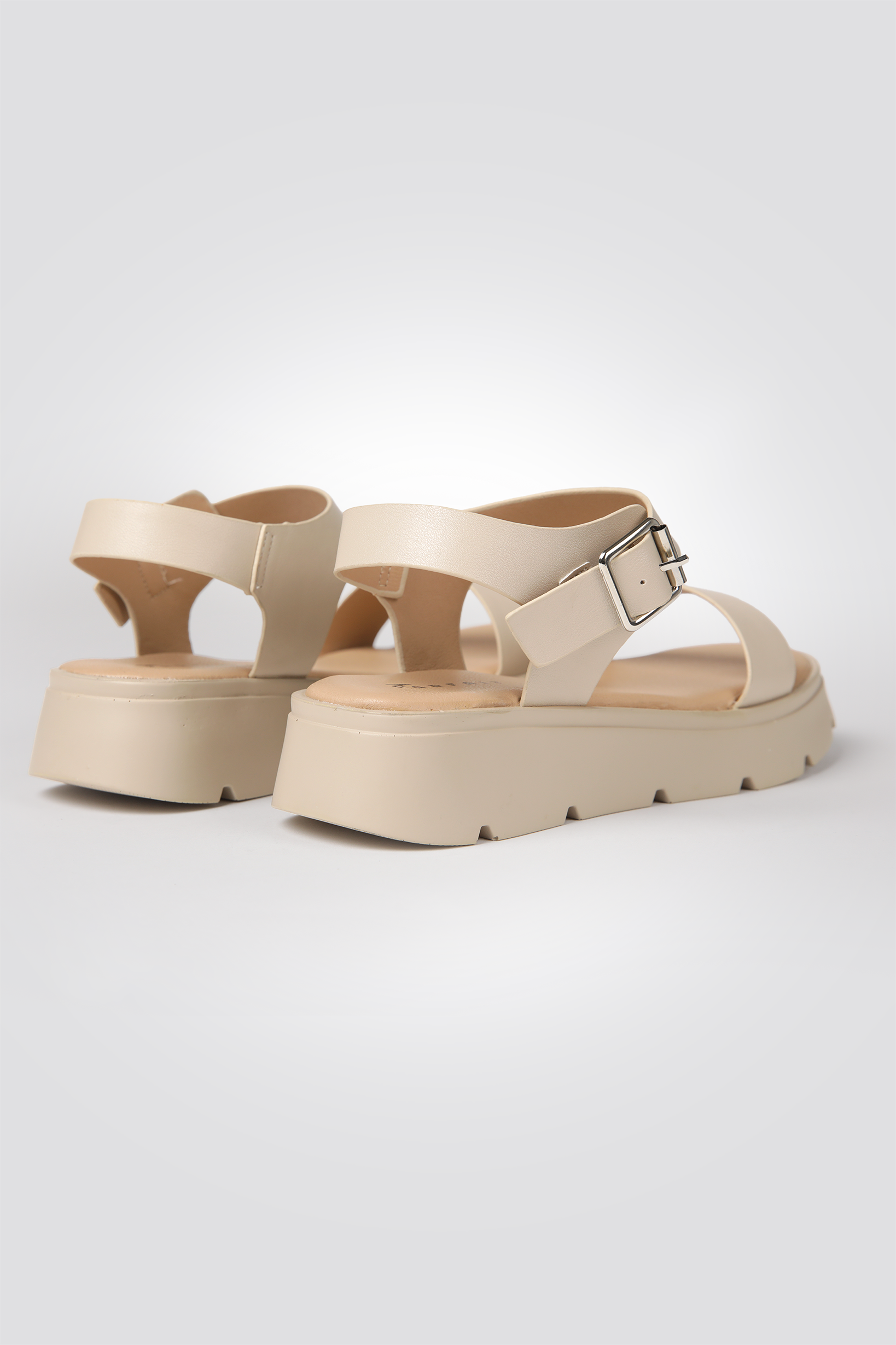 סנדלים דמוי עור עם סוליית טרקטור בצבע בז'