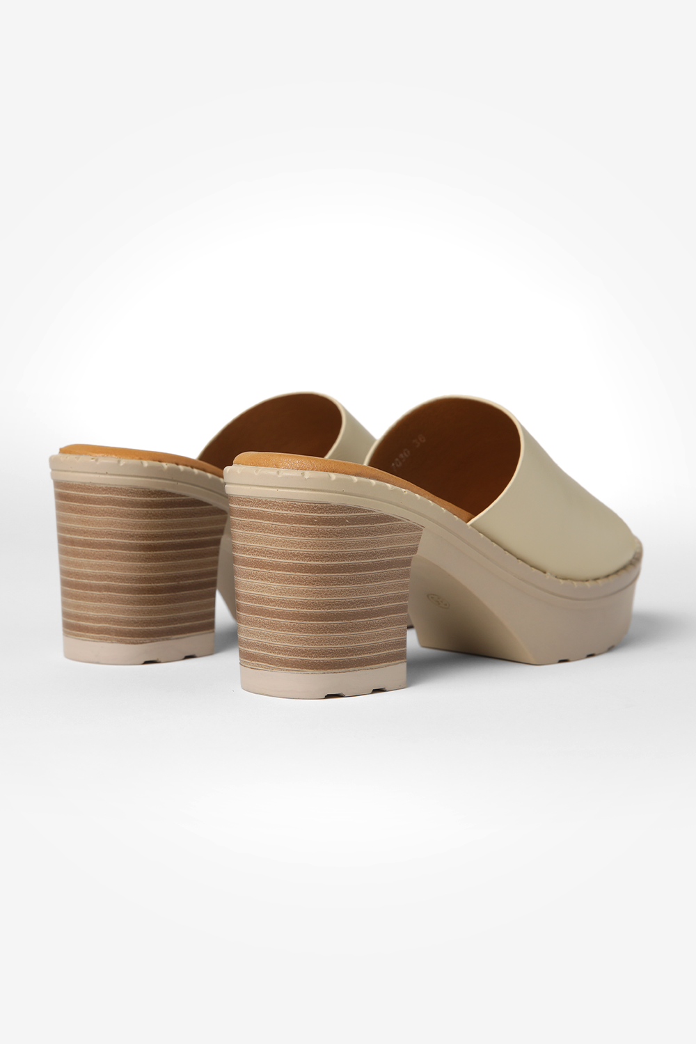 כפכפי עקב עם רצועה רחבה בצבע בז'