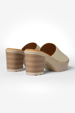 כפכפי עקב עם רצועה רחבה בצבע בז'