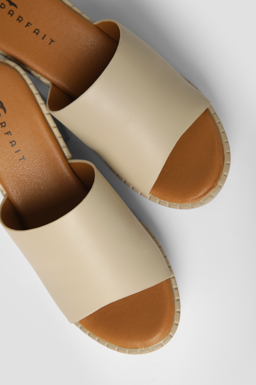 כפכפי עקב עם רצועה רחבה בצבע בז'