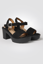 סנדלי עקב לנשים במראה זמש בצבע שחור