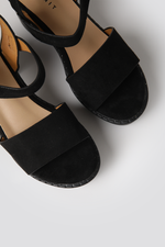 סנדלי עקב לנשים במראה זמש בצבע שחור